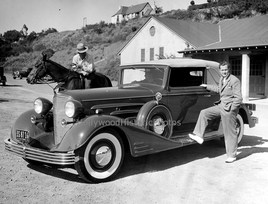 Robert Montgomery1933 With his Cadillac 16 cylinder.jpg